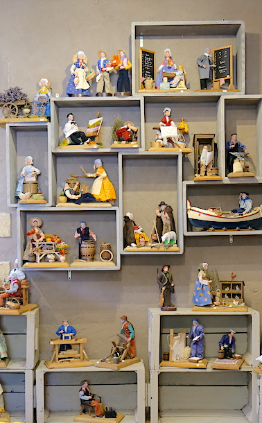 Mur des Scènes sur Socle - Boutique Santons Sylvette Amy Aubagne